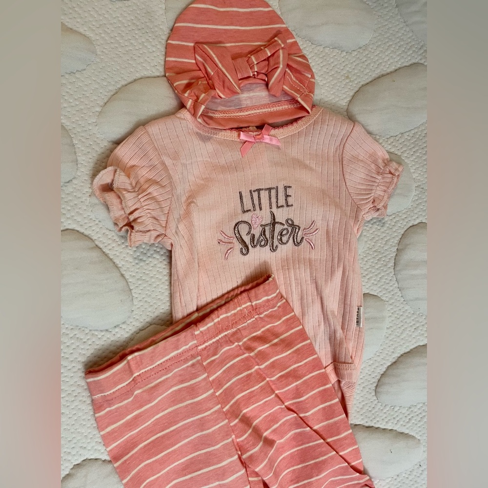 3pc Tahari little sister set for spring. Runs small will fit more like 3-6 mnts